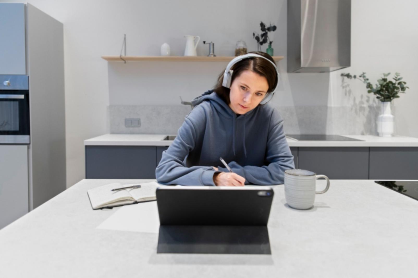 Student tracking spending patterns effectively